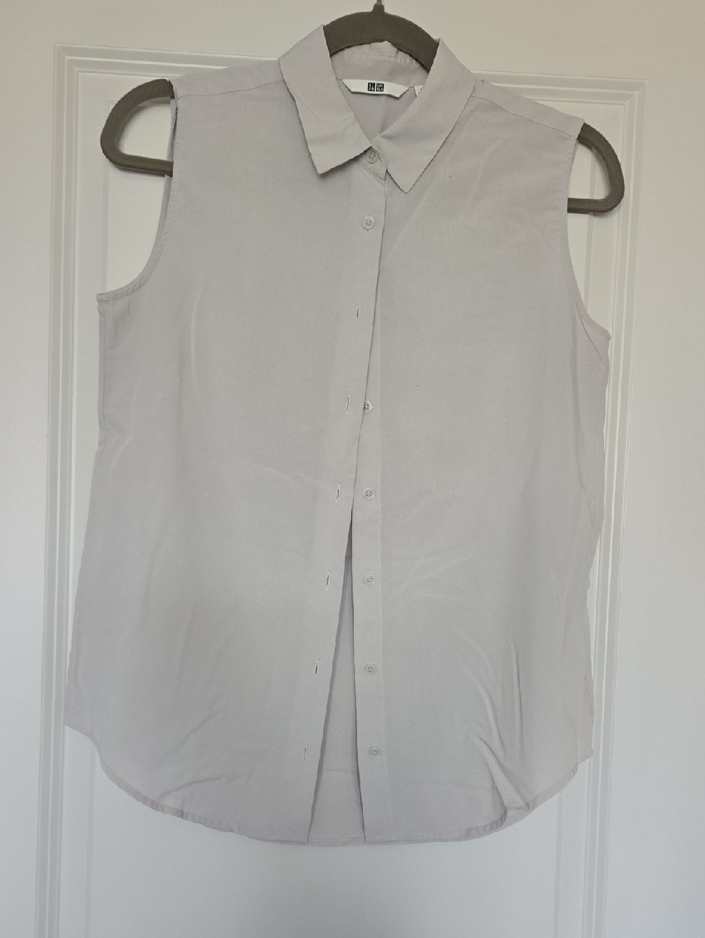 UNIQLO Sleeveless Button-Down Blouse in Pale Gray